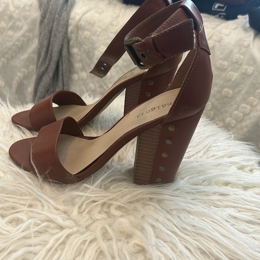 Heels size 6. I usually wear a 6.5-7 and these fit me